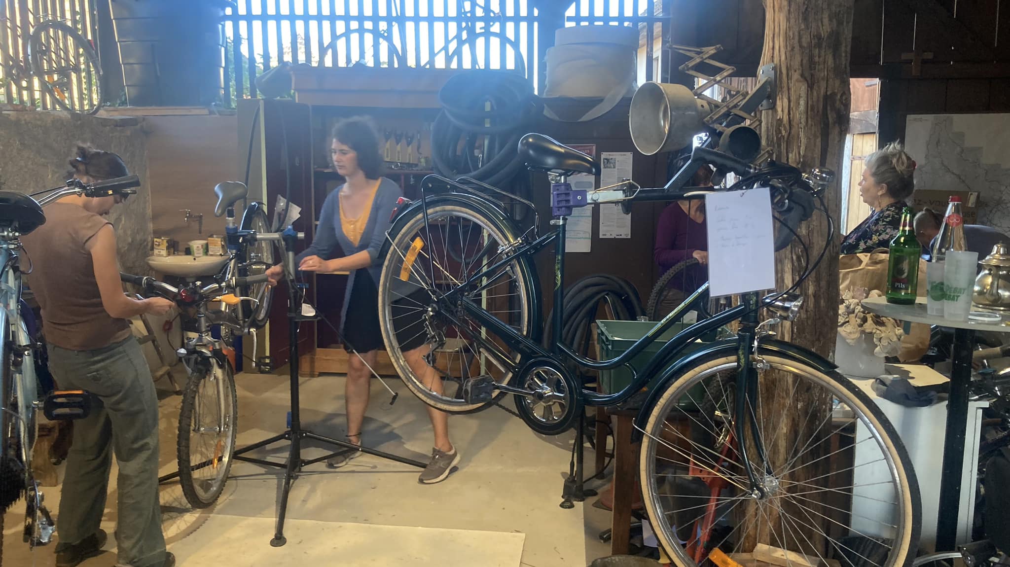 Vélos et outils de réparation