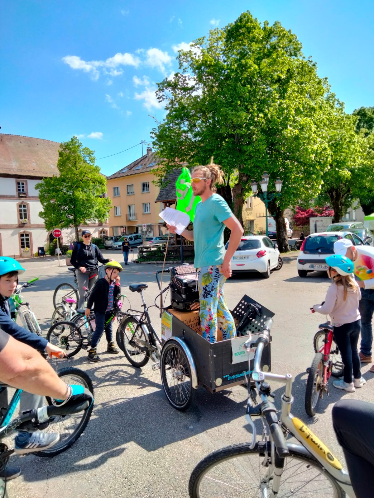 Sortie vélo parade pour se rendre à une fête de saison