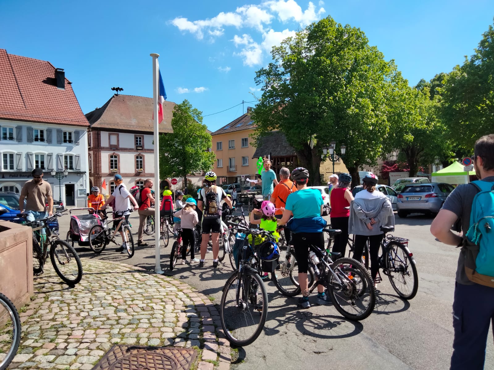 Sortie vélo parade pour se rendre à une fête de saison