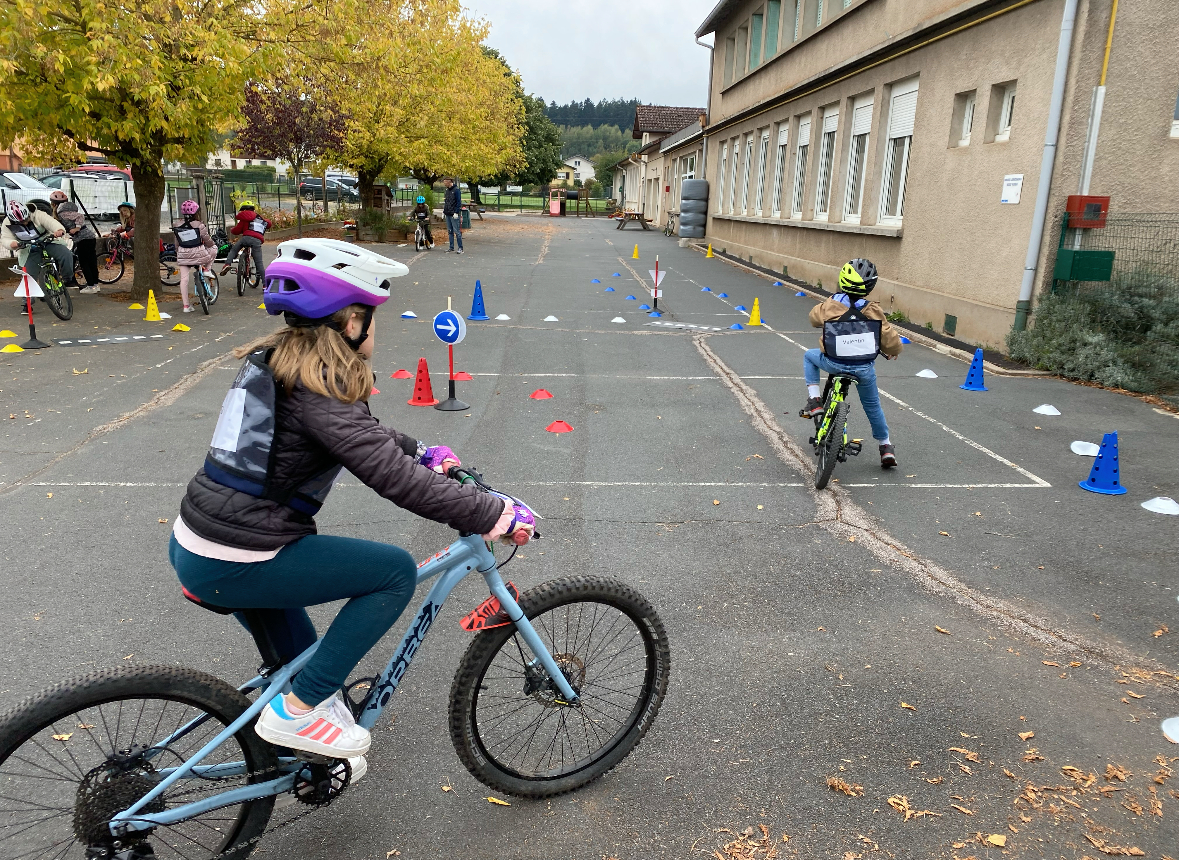 Enfants à vélo sur un parcours pédagogique